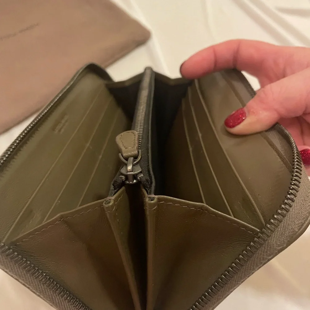 **NWOT** Bottega Veneta Zip Around Wallet - Picture 5 of 7